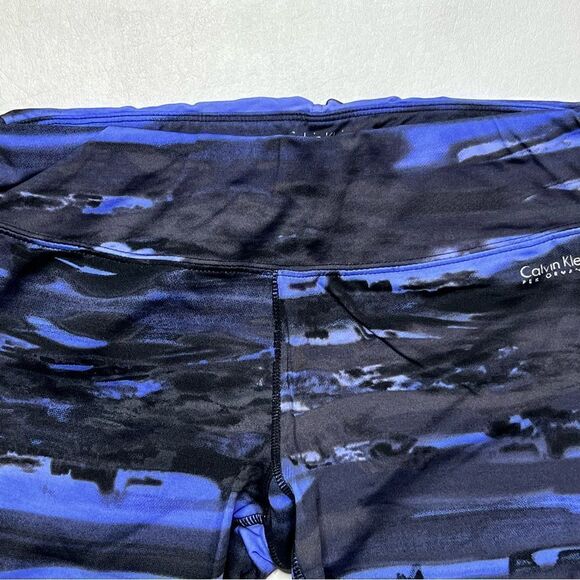 Calvin Klein Performance | High Rise Quick Dry Yoga Capri’s - Picture 2 of 6